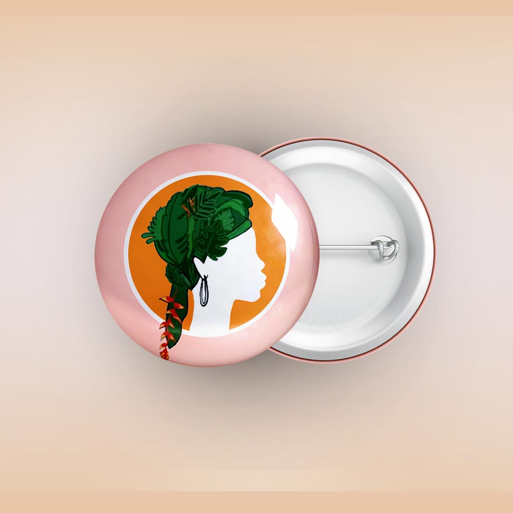 beyond frames a designé un badge recto verso avec le dessin d'une femme africaine de profil et aux cheveux stylisés en feuillage